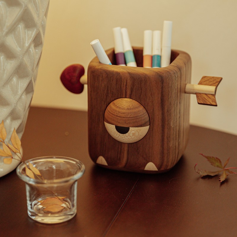 Big-eyed monster personality solid wood pen holder high-end ornaments 