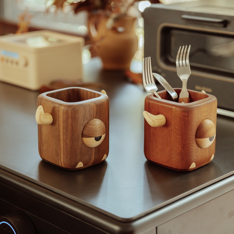 Big-eyed monster personality solid wood pen holder high-end ornaments 