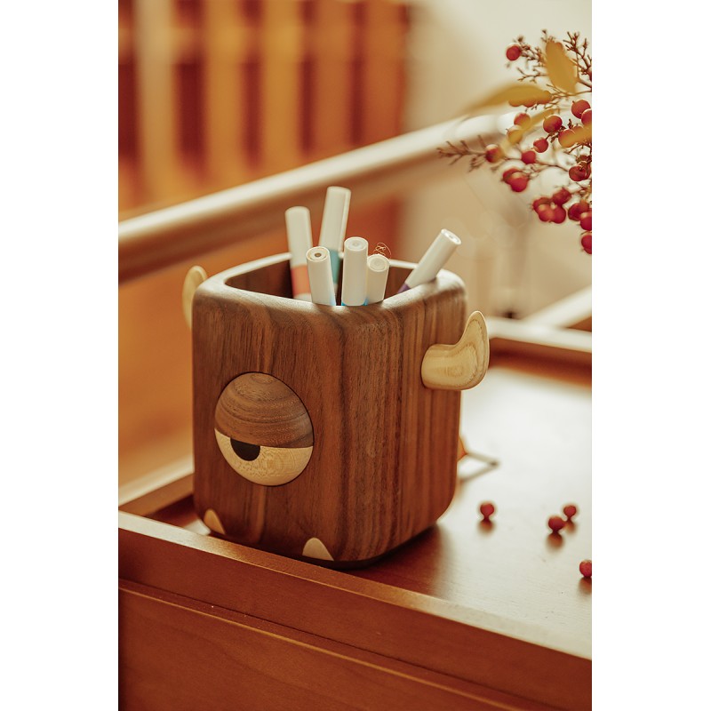 Big-eyed monster personality solid wood pen holder high-end ornaments 
